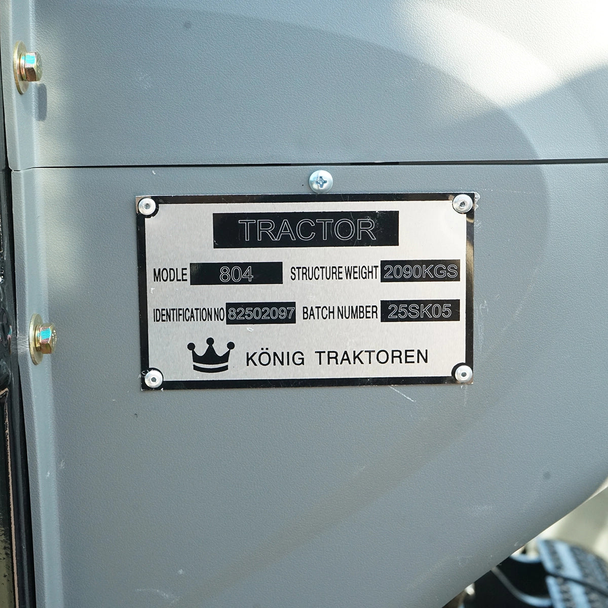 Tractor 80CP 4×4 cu cabina, motor YTO cu turbo, aer conditionat si camere video KONIG 804