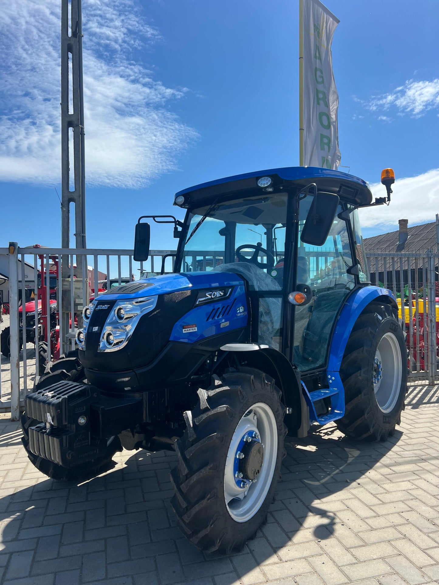 Tractor Solis S60 cu Cabina si AC, 60 CP, cutie de viteze 12f+12s