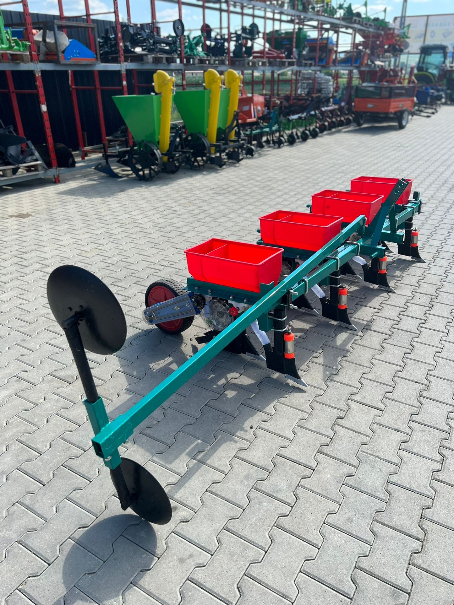 Semanatoare 4 randuri cu fertilizare dupa tractor.