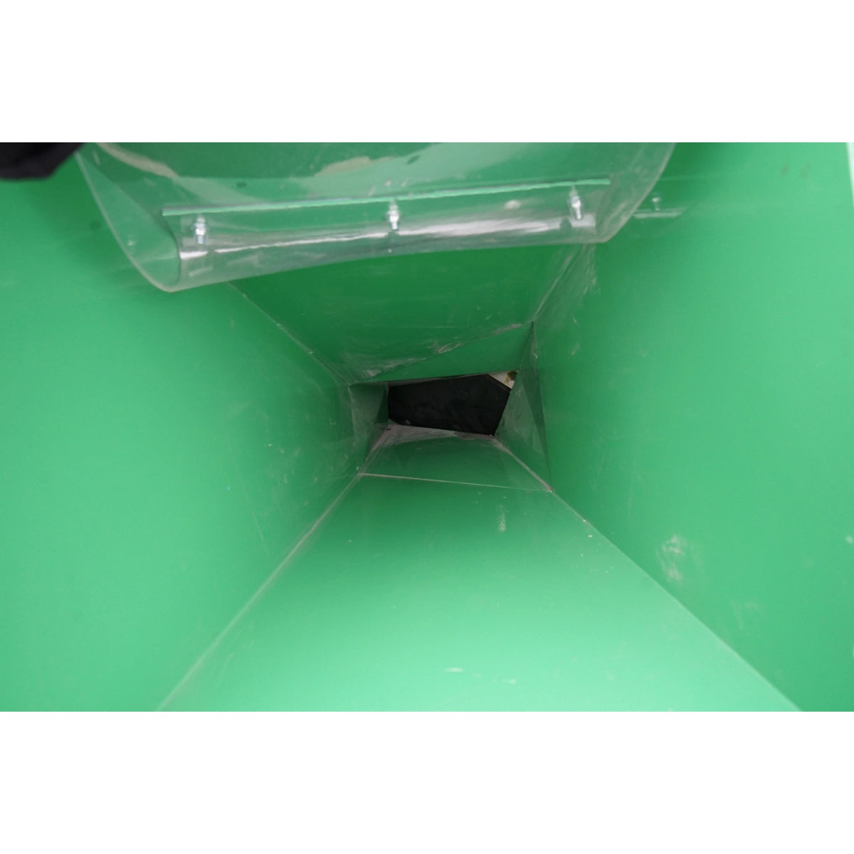 Tocator crengi cu angrenare priza putere tractor PTO putere necesara 18-50CP grosime maxima bustean 100mm, buncar 400x420x600mm Breckner Germany