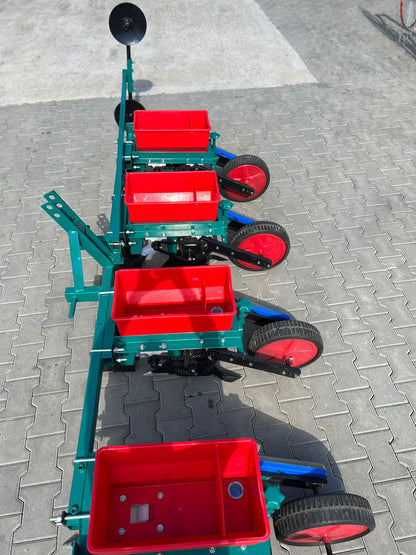 Semanatoare 4 randuri cu fertilizare dupa tractor.