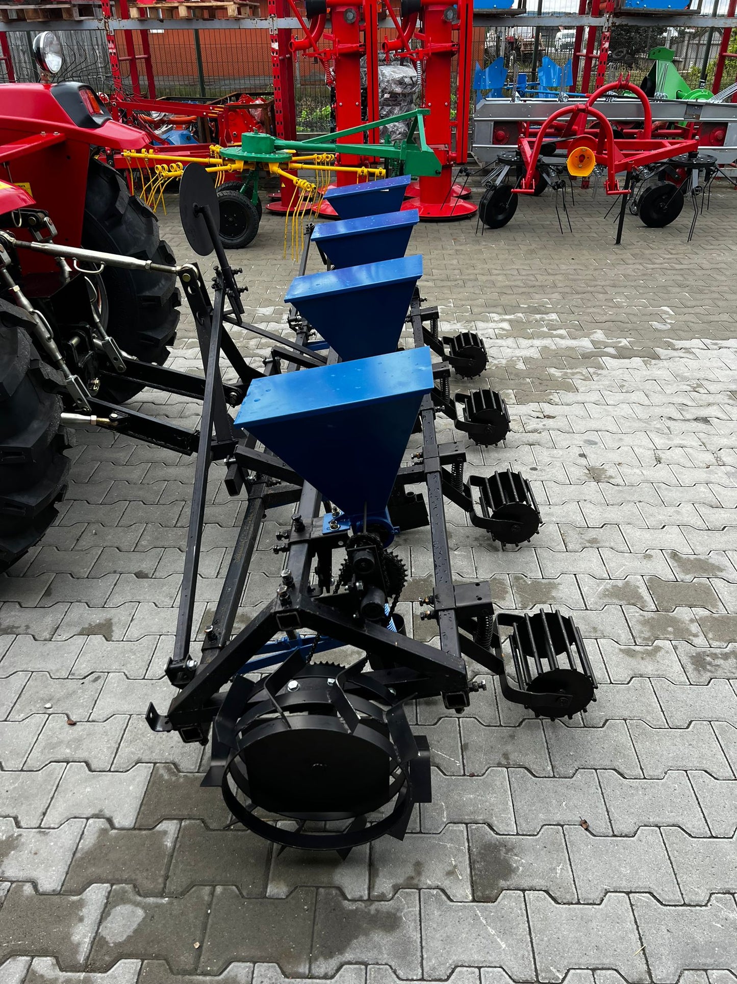 Semanatoare tractor de precizie, porumb si legume, 4 randuri