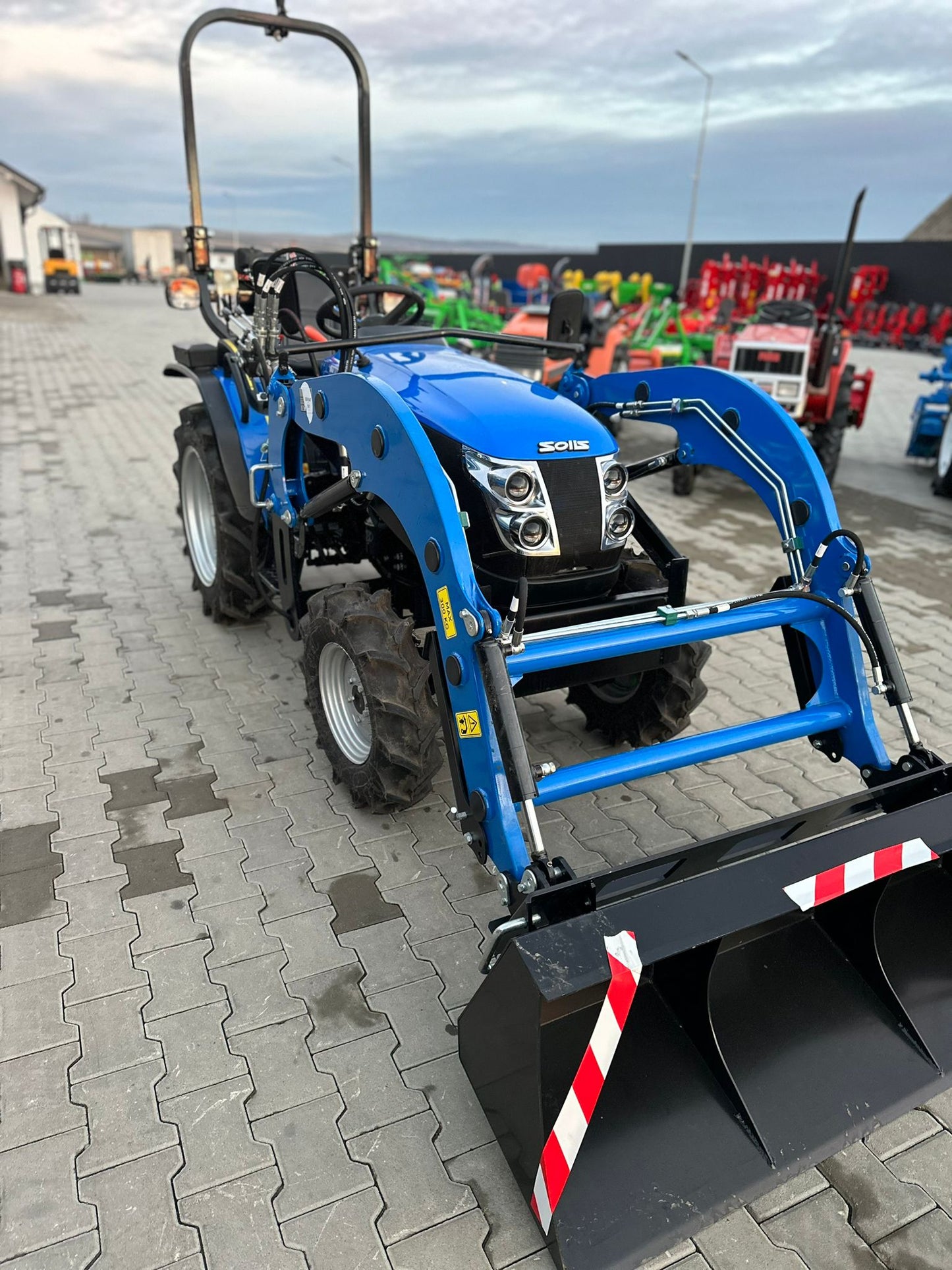 Tractor agricol SOLIS S26+ 4WD- încărcător frontal