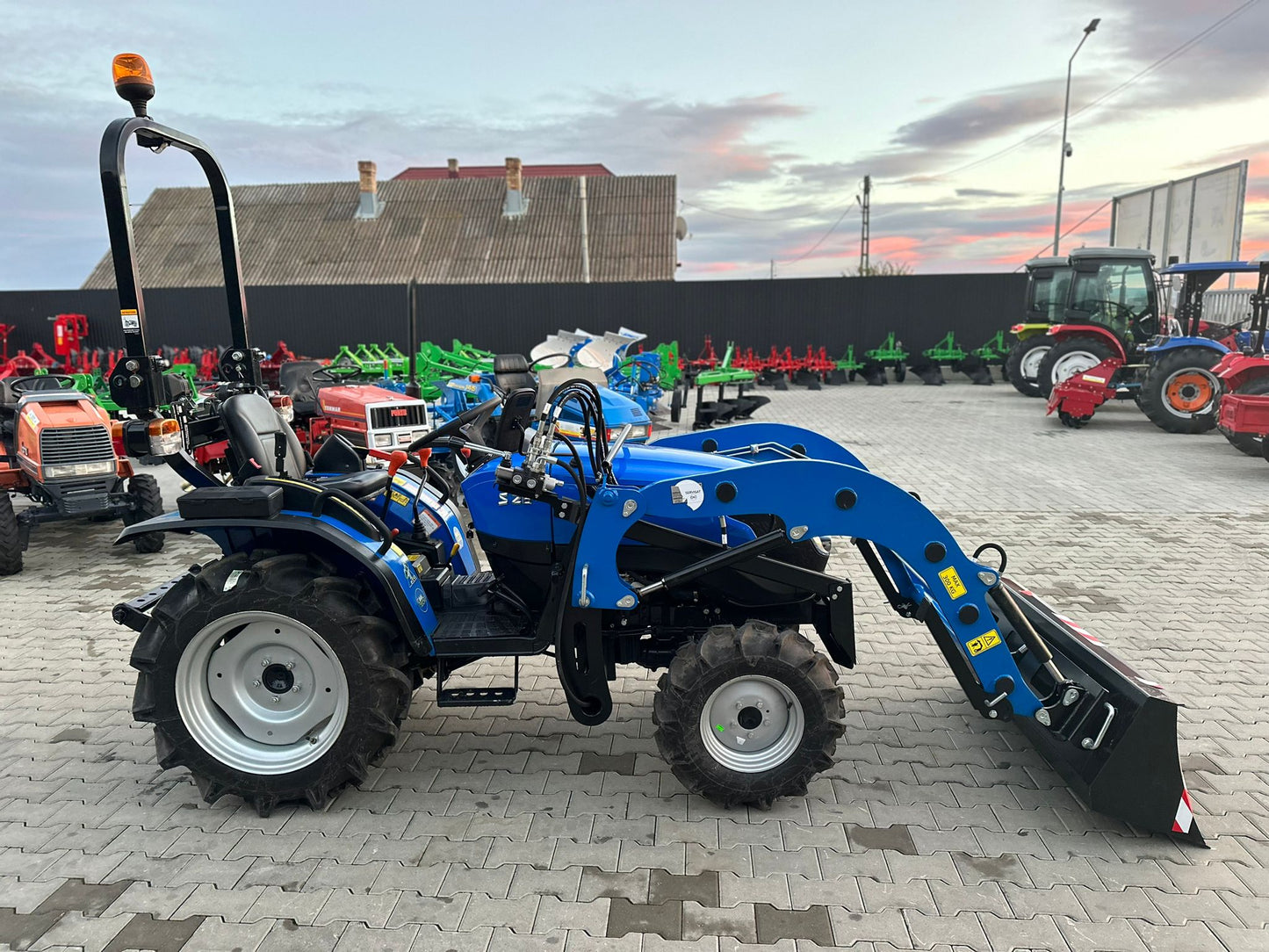 Tractor agricol SOLIS S26+ 4WD- încărcător frontal