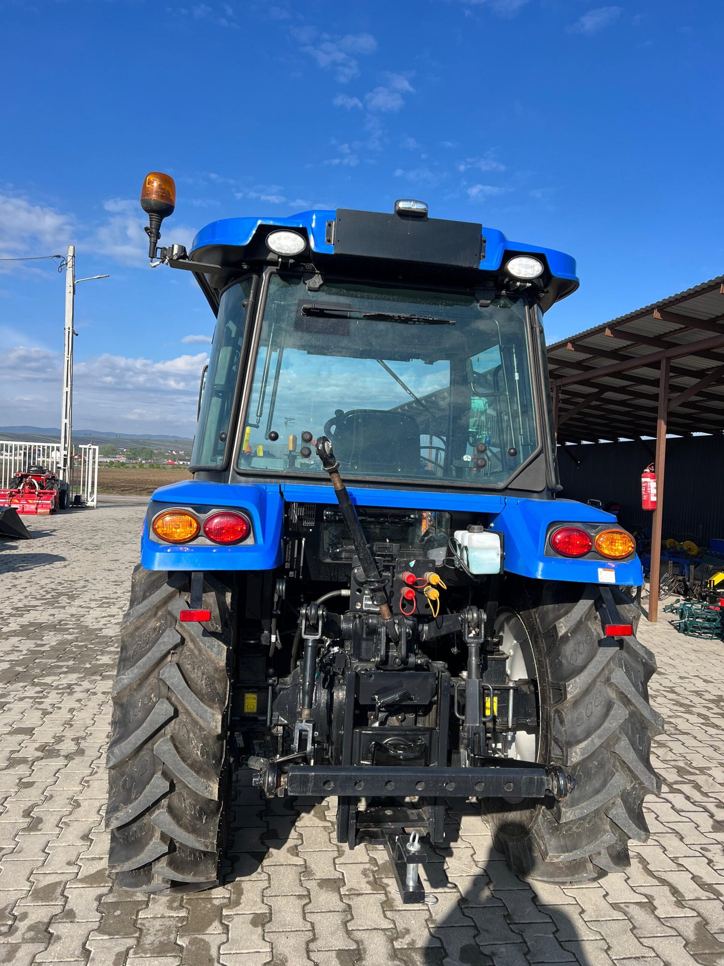 TRACTOR AGRICOL SOLIS 4WD 50 CP CU CABINA SI INCARCATOR FRONTAL