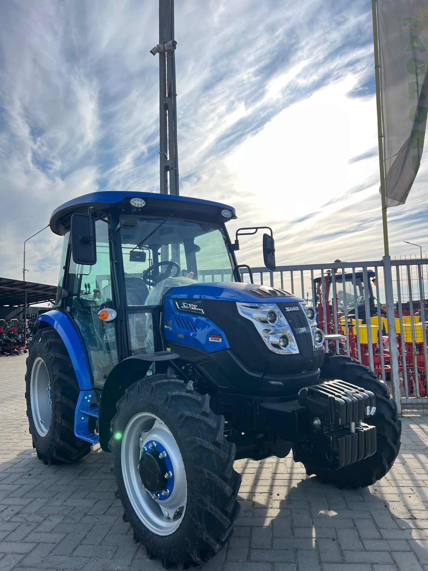 Tractor Solis S60 cu Cabina si AC, 60 CP, cutie de viteze 12f+12s