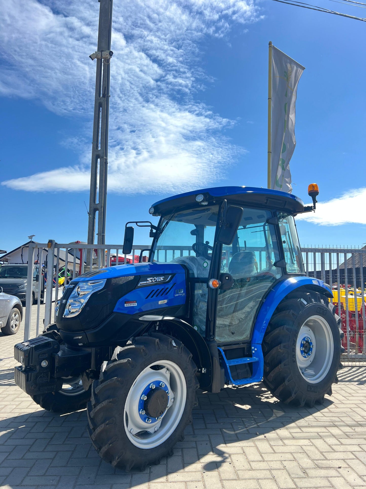 Tractor Solis S60 cu Cabina si AC, 60 CP, cutie de viteze 12f+12s
