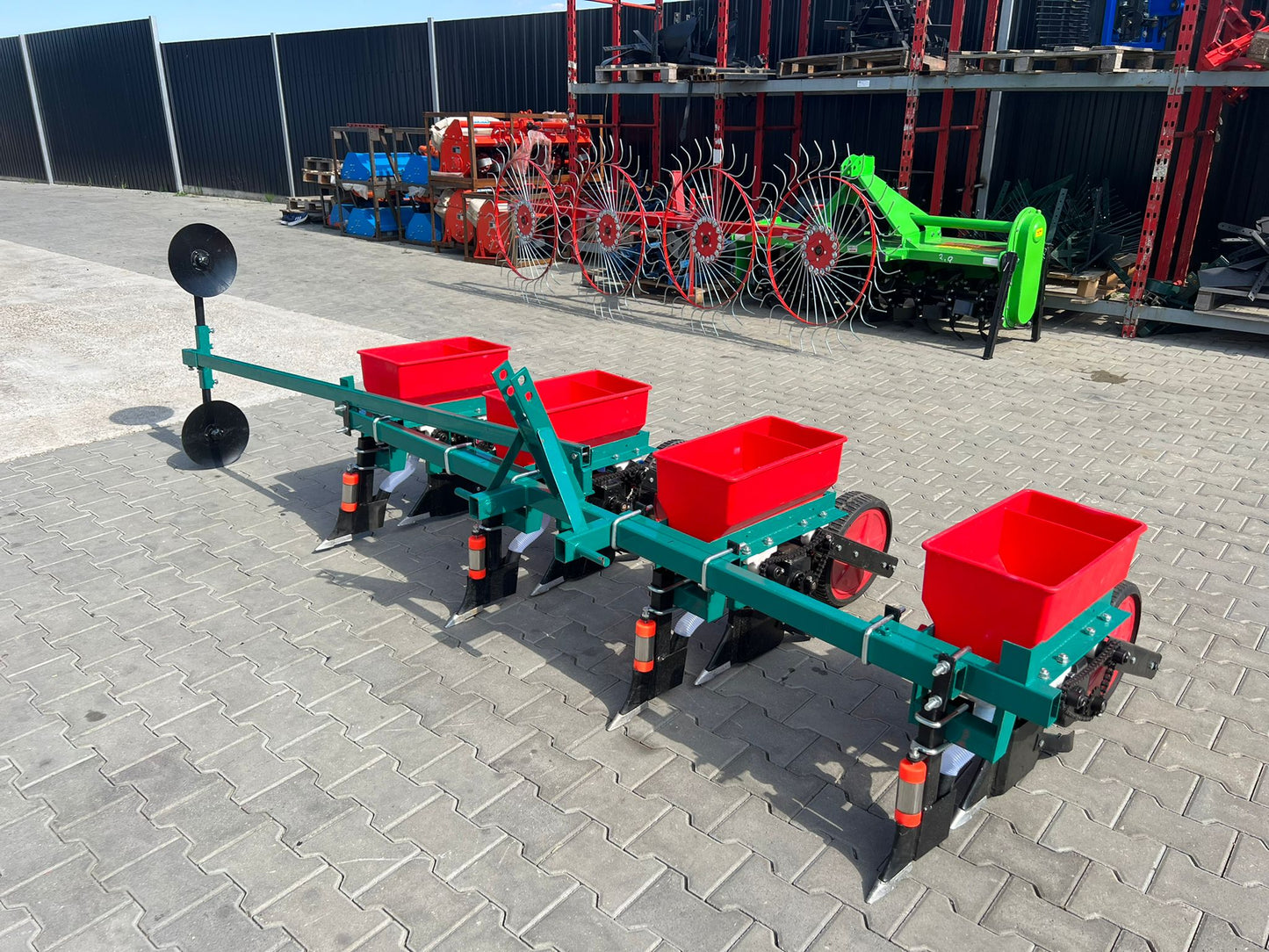 Semanatoare 4 randuri cu fertilizare dupa tractor.