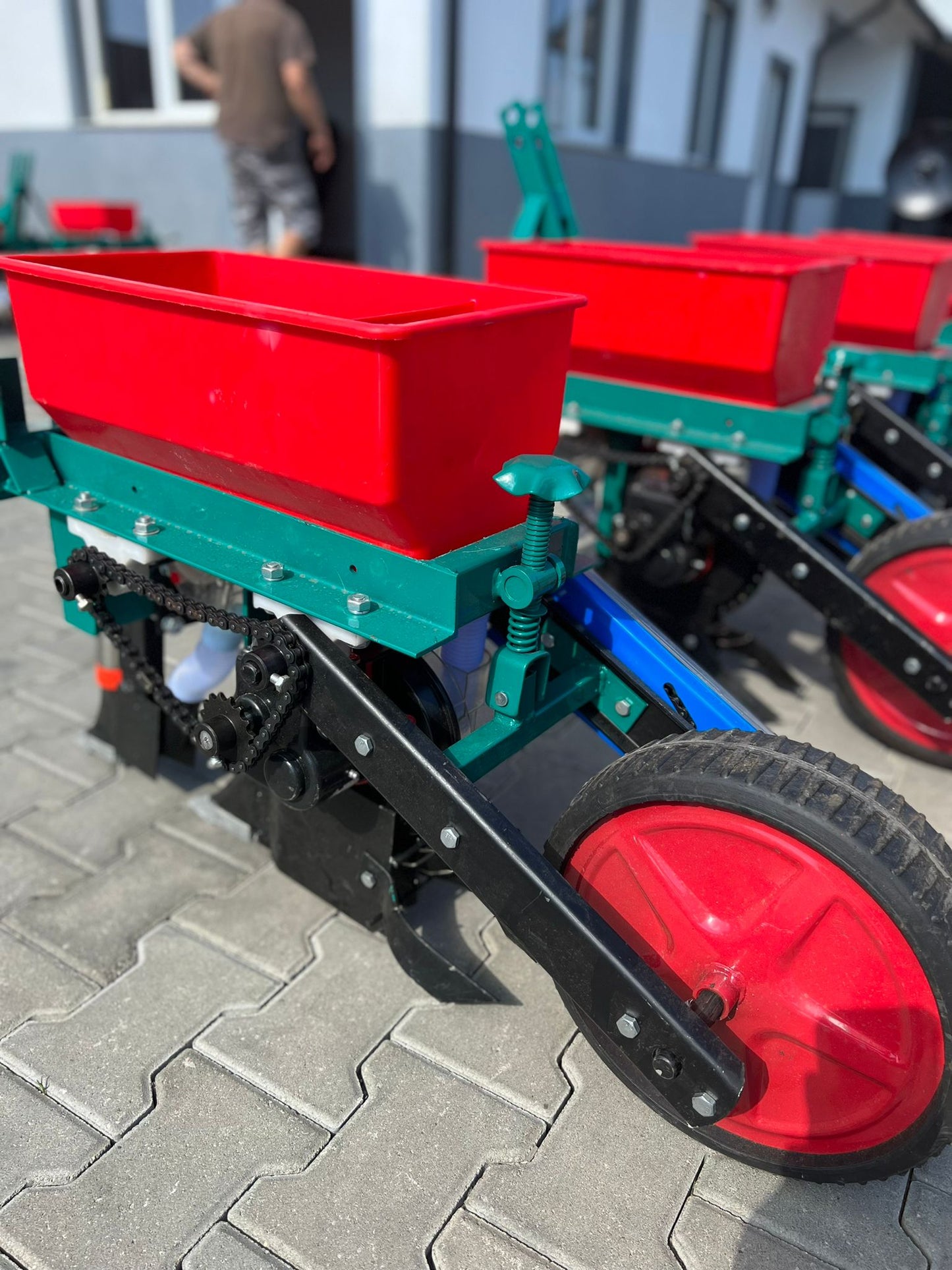 Semanatoare 4 randuri cu fertilizare dupa tractor.