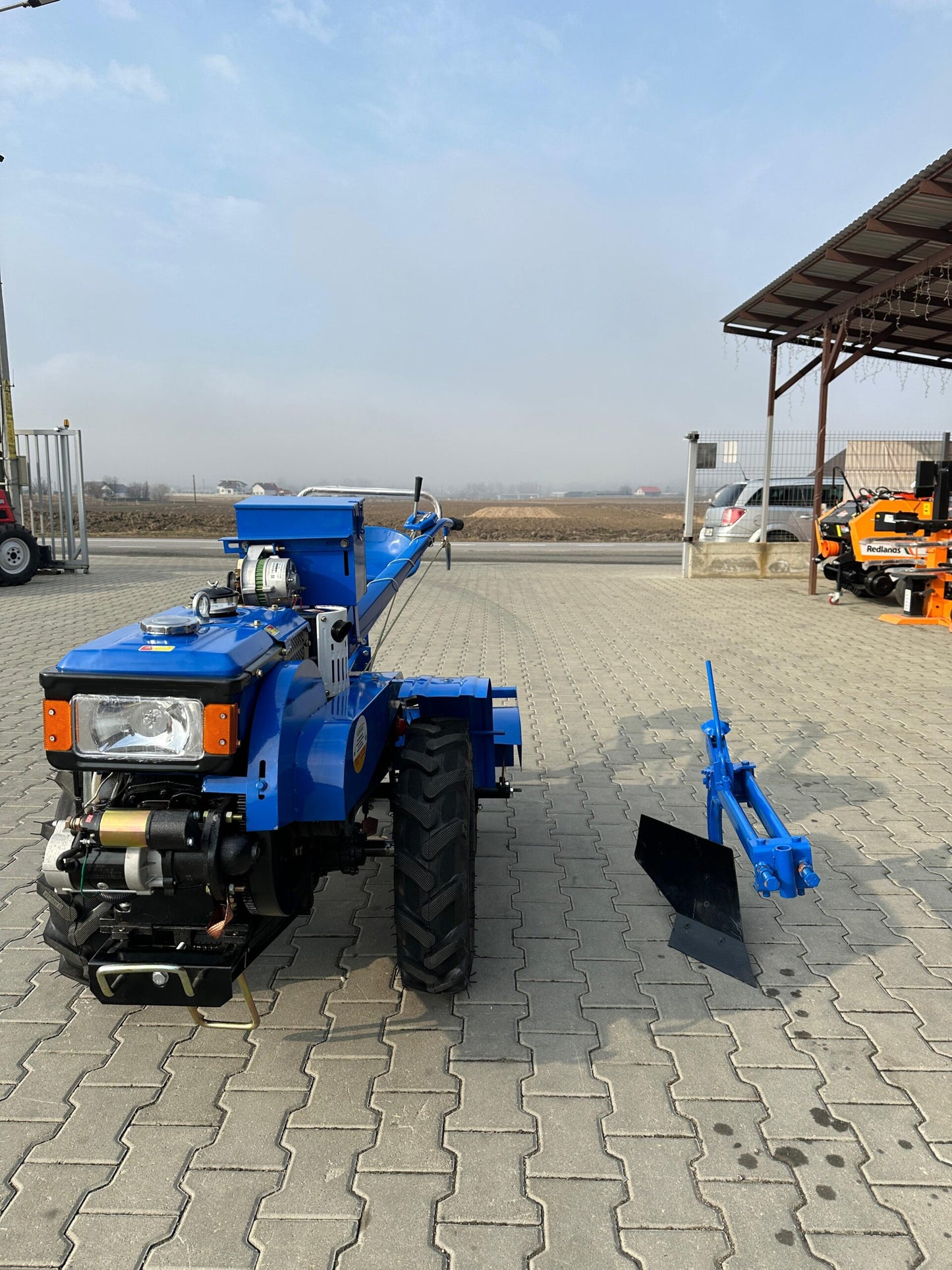 Motocultor Zubr 12 CP diesel, pornire electrica+alternator, dotat cu freza și plug cu un singur brazdar