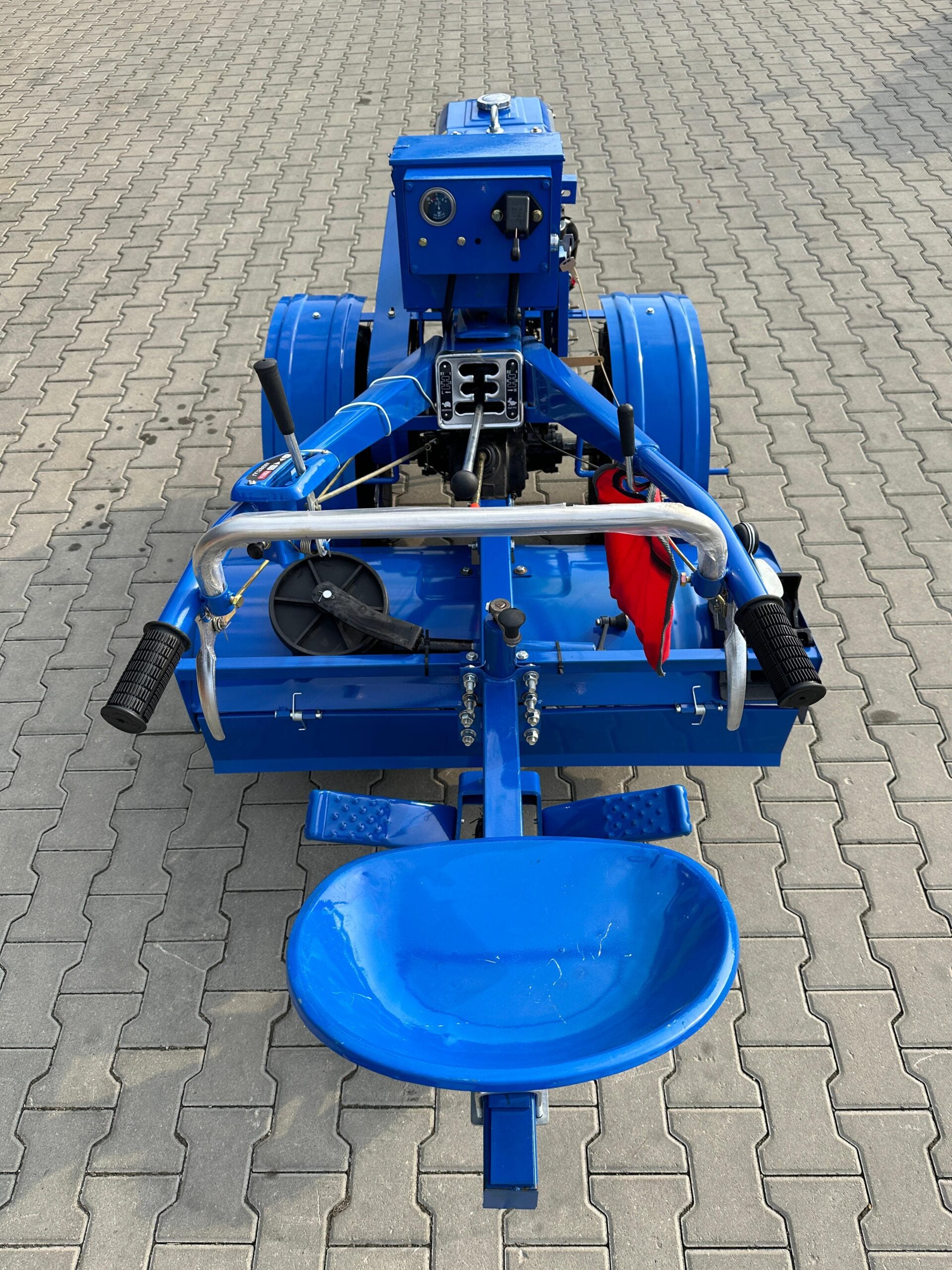 Motocultor Zubr 12 CP diesel, pornire electrica+alternator, dotat cu freza și plug cu un singur brazdar